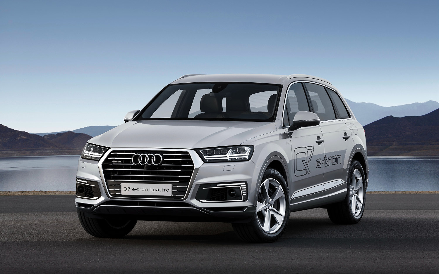 Audi Q7 E tron Quattro Hybrid 2018 SUV Drive
